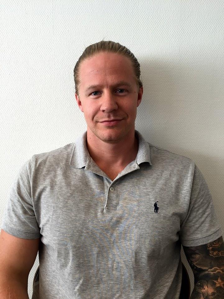 John Frenger Jon er 27 år gammel. Han er selv tidligere aktiv i Lørenskog Bryteklubb, mens han pr i dag er en av trenerne i klubben.