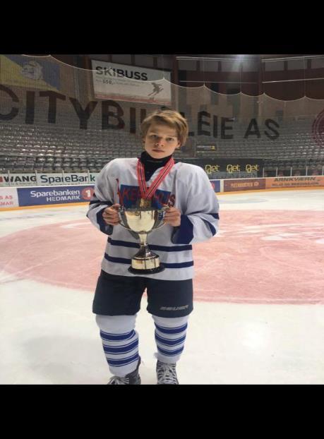 Jacob Korterud Jacob er 15år, født i 2002 og har spilt hockey siden han var 4 år gammel. Han har spilt i Lørenskog hele sitt liv.