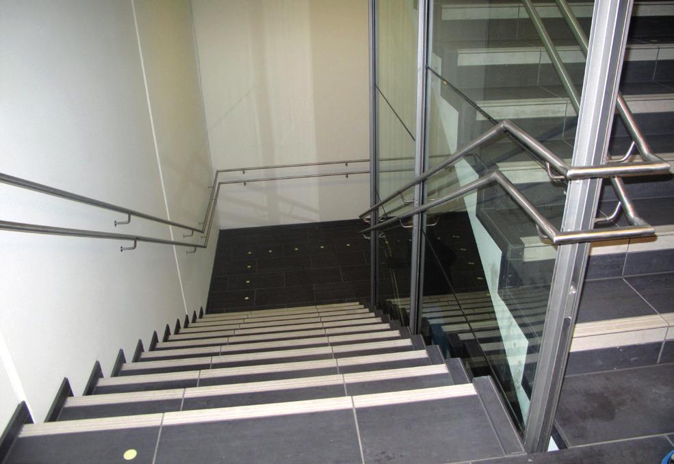 Trapp Håndløper på begge sider av trappeløp og sammenhengende rundt repo Markering av alle trappeneser/forkant av