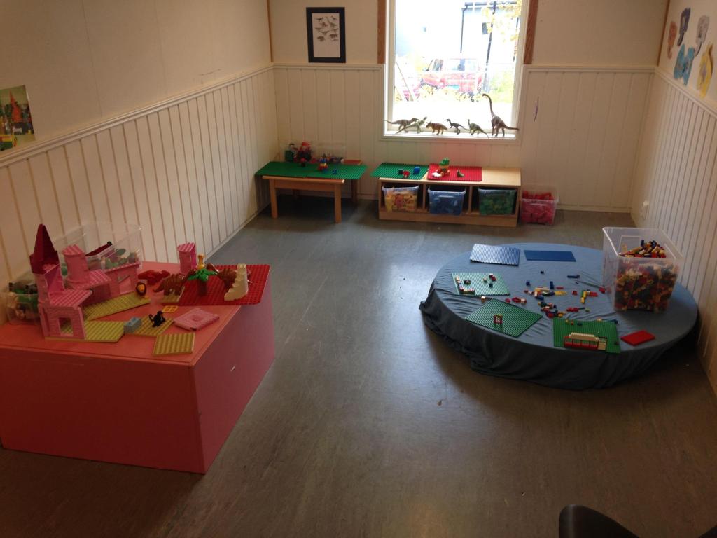 Konstruksjonsrommet har fått seg et lite løft. Nytt her er at vi har sortert duploen/legoen i farger, laget podier der barna kan bygge og prøvd å gjøre rommet mer inspirerende.