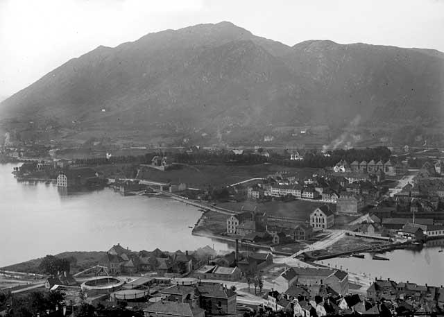 Figur 4: Knud Knudsen: Mot Nygård. Bildet over viser situasjonen rundt 1900. Planområdet er fremdeles ikke fylt igjen. I bakgrunnen ser en leiegårdsbebyggelsen på Nygård.