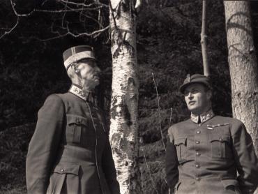 Hans Majestet Kong Haakon VII og daværende Kronprins Olav i 1935 Kong Haakon VII og daværende Kronprins Olav avla Gjerstad besøk da Sørlandsbanen ble åpnet senhøsten i 1935. Det var stor stas.