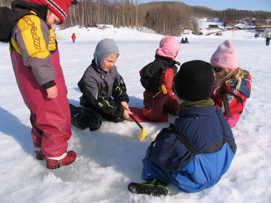 Barnehage på isfiske på Vallvatnet. Foto: Hanne Etnestad framkommeligheten for båter eller for å lette tilgjengeligheten for fiske fra land.