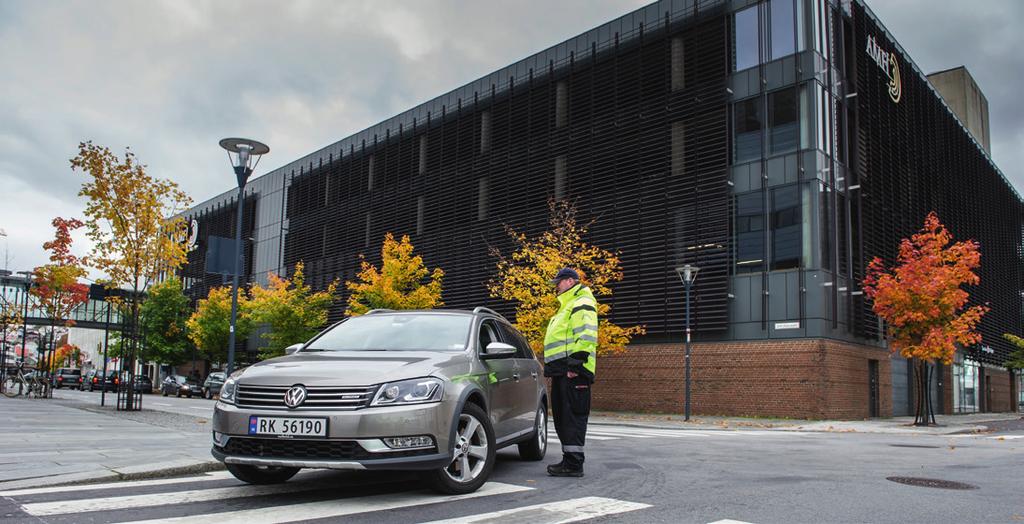 Våre p hus har parkeringsplasser under tak sentralt i sentrum! Vi er til stede for alle trafikantene i Sandnes!