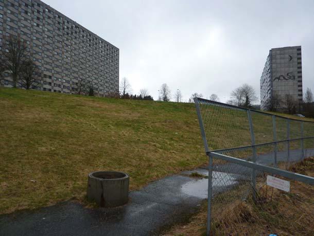 B) Sikring av skileikområdet, Ammerud amfi Den midlertidige barnehagen, Grorud barnehage, ble plassert nederst i dette skileikområdet, slik bildet som er tatt fra Ammerudhellinga, viser.