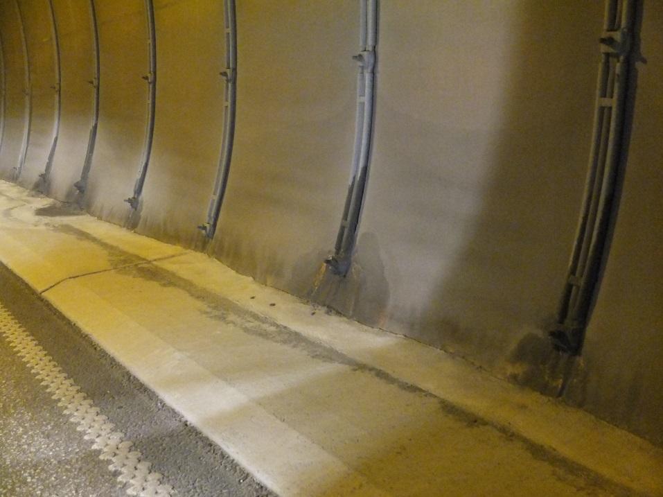 Erfaringer fra Frøyatunnelen (2000), under sjø Tunnelduk trafikkside: Helhetsinntrykket var overraskende positivt Duk relativt myk