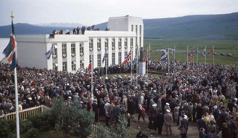 Ljósmynd sem tekin var í Reykholti á Snorrahátiðinni fyrir 70 árum þegar styttan var afhjúpuð.