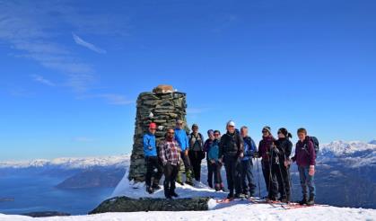 Kvam turlag på Tørviknuten i 2016 16. april: Bakkanosi Hm:900 Ln: 18km Bakkanosi ligg heilt på kanten av den flotte verdsarvlista Nærøyfjorden. Me vonar på påskeføre på påskemorgon opp Slettedalen.