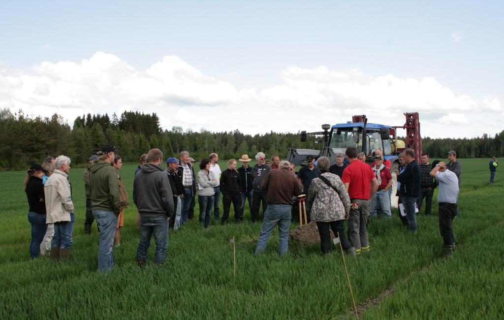 AGROPRO nyhetsbrev nr. 3 - sept 2015 Lydhør forsamling på Sandaker. Sandaker, Rakkestad Hos Ole Henrik Lauritzen ble det arrangert markdag 19. juni.