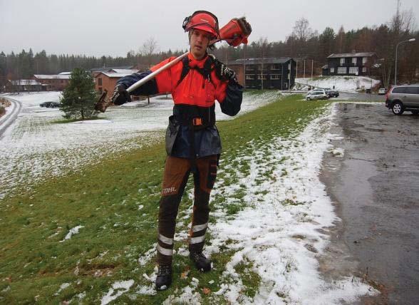 Rundt masteføttene ble det bru Stihl motorsag MS 170 som veier 4,2 kg og har en skjærelengde på 30 cm. Dette er ei motorsag med effekt: 1,2 kw/1,6 hk, sylindervolum: cm3 30,1 lydnivå 109 db.