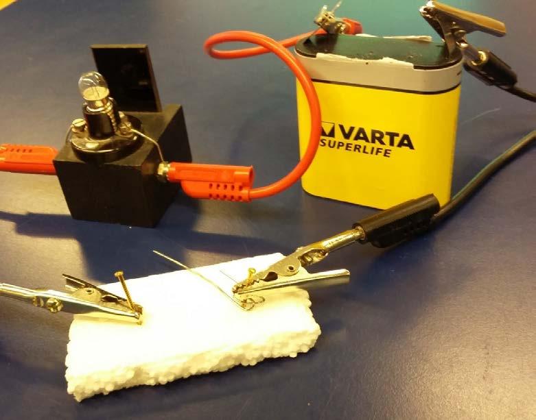 Lag en bryter Utstyr batteri tre ledninger med krokodilleklemmer ei lyspære en lyspæreholder en isoporplate med to metallstifter en metallbinders Instruksjon 1.