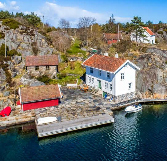 IDYLLISKE GAMLE HELLESUND Steinsøya, 4770 HØVÅG Unikt sted med