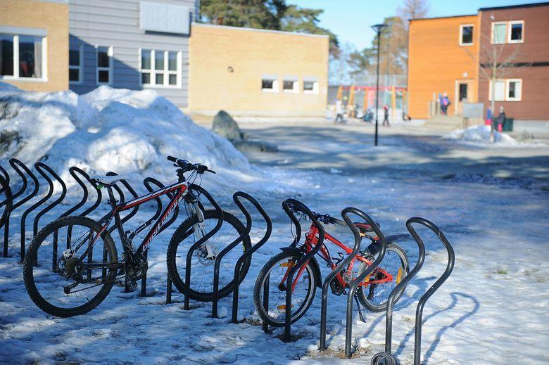 Bombetrussel mot skole i Trondheim (Adressa 8. mars 2017) - Barna blir ivaretatt Foreldre til barn ved skolen ble varslet via Meldeboka: «Skolen har i dag mottatt en uspesifikk bombetrussel.