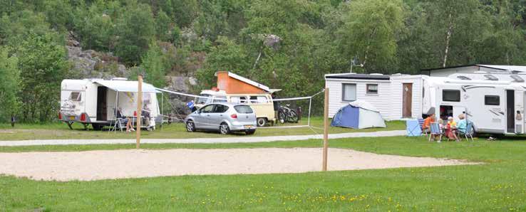 stor grillplass, fotballgolf og sandvolleyballbane.