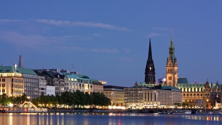 Hotellet ligger i bydelen Hamburg-Billbrook, bare noen få kilometer fra sentrum av Hamburg. Billbrook er et av Hansabyens viktigste industriområder, som på tross av kun å huse ca. 2.