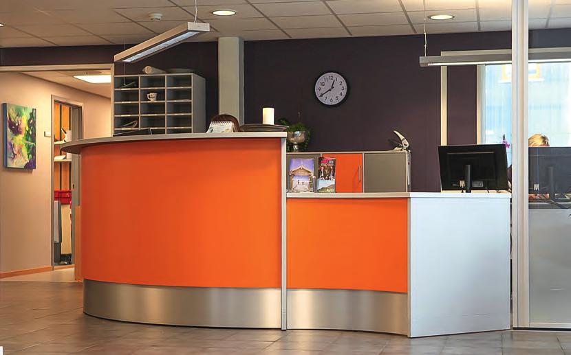 Gudbrandsdal Energi AS. Fronter i orange Formica høytrykkslaminat F-3210.