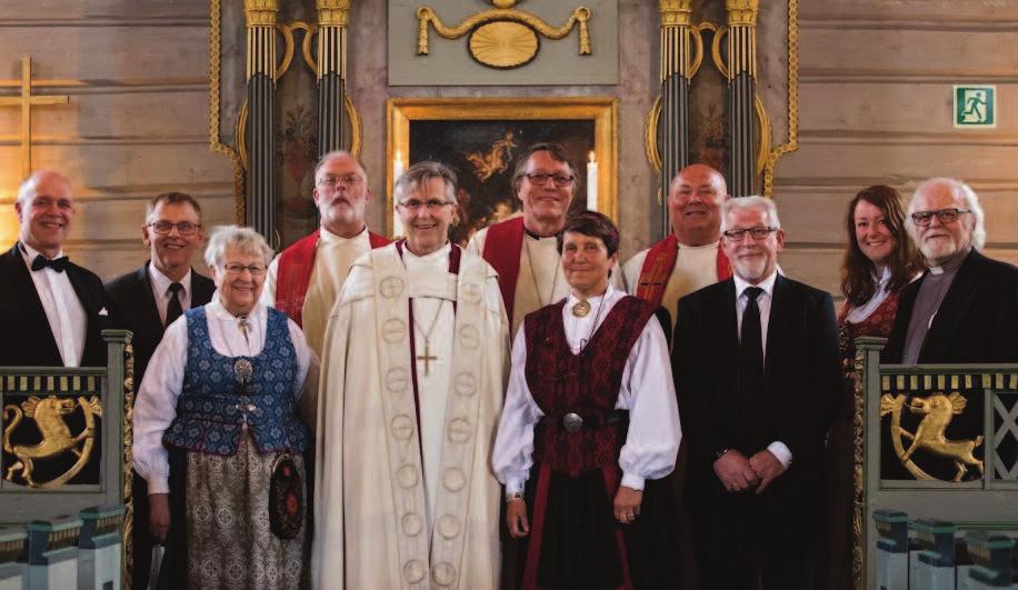 Hemne kirke 200 år Fra venstre: Bjørn Leifsson, Jostein Selnes, Maria Stolsmo, Jon Nilsen, Tor Singsaas, Dagfinn Thomassen, Birgit Bjerkan, Gustav Schmidt, Egil Hammervik, Vibeke Slupphag, Lars