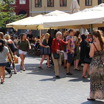 Temporær skøytebane på torget Øvre torv utgjør taket på parkeringskjelleren under,