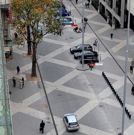 Områdene mellom torget og Bankplassen og mellom Bankplassen og Bankgata, kan serve byggene på begge sider av gata.