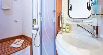 stor, integrert runddusj som kan stenges av fra resten av vaskerommet med to skyvedører. Store skap og speil gir også her stor komfort på badet.