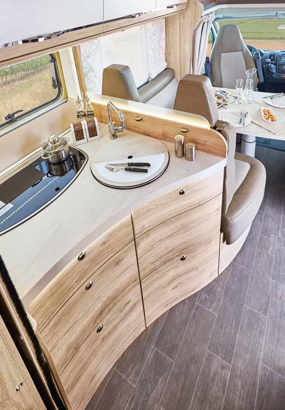 Kjøkkenet i en Eura Mobil har moderne møbler med mange