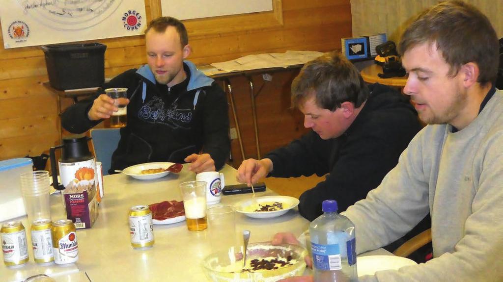 20 Skyttarlaget har avtale med tømrar Sigurd Bidne Borlaug frå Kaupanger til alt utvendig arbeid, og saman med Tormod Underdal og Endre Thue skal dette arbeidet gjerast ferdig til jul.