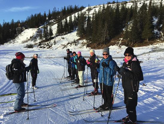 FØRSTE GANG MED SKI PÅ BEINA Når første buss ankommer Skistua en helg i januar stiger spente skikursdeltakere ut av bussen. Det er folk fra alle verdenshjørner som forventningsfull møter til skikurs.