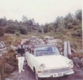 9 HISTORIEN OM «LILLE LOTTE» av Bengt Halvorsen Den eneste DKW F12 Roadster som ble solgt ny i Norge. Noen fakta: Understellsnr. 6035000710 Motornr. 8845051017 R Den kostet 7.