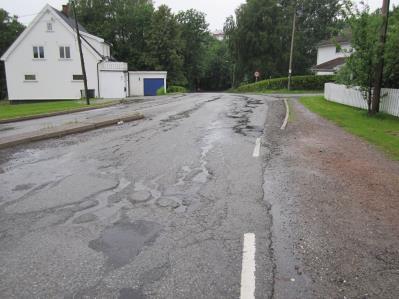 Løkkebergveien Huller i veien, manglende fortau.