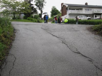 13 Nøstebakken Veldig bratt tilkomst til Nøsteveien- trafikkfarlig. Beboerne etterlyser tiltak.