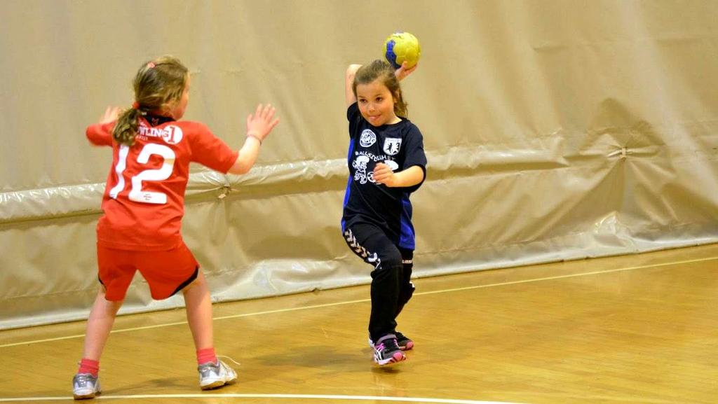 Velkommen til Ballsidighet Ballsidighet er den aktiviteten de yngste begynner med i klubben vår. Dette betyr at barn i alderen 6-10 år spiller både fotball og håndball.