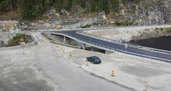 september Godt oppmøte tross kort varsel Representant for transportnæringa fikk æren av å foreta offisiell åpning Riving av gamlebrua nå som trafikken går på nybrua Opprydding, nedrigg mv.