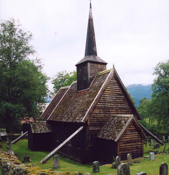 Stavkyrkja: Dei karakteristiske skordene stabiliserar kyrkjebygget. Foto: Ellen M. Devold, Riksantikvarens arkiv.