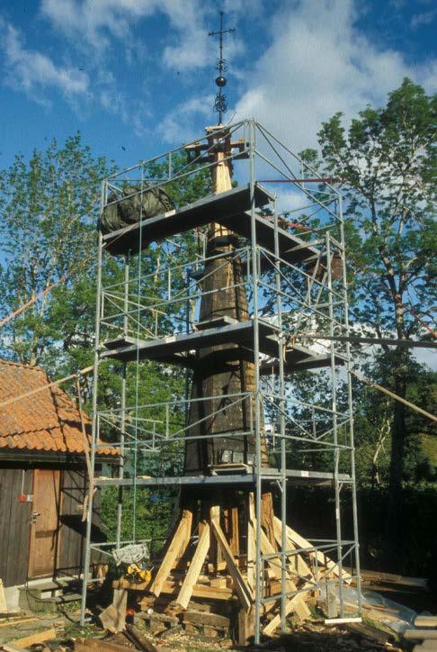 Istandsetting: Utbetring av tårnet. Foto: Berge Hjørungnes, Riksantikvarens arkiv. tårnstavar i kontakt med toppramma på takryttaren, som òg hadde ròteskadar.