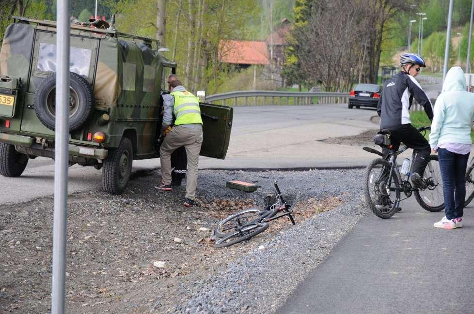 Uintenderte effekter. -Sint bilpassasjer brøt meg i bakken En passasjer i en bil skal ha gått til fysisk angrep på en syklist ved Storhove i Lillehammer i ettermiddag. Syklisten er nå på sykehuset.