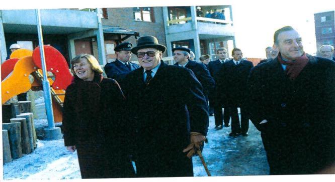 Kong Olav på rundtur på Holmlia i 1981 sammen med blant annet ordfører Albert Nordengen (foto: Bjørn Reese, VG/Scanpix) Men så, rundt 1983, ble det turbulente økonomiske tider med økende tomtepriser,