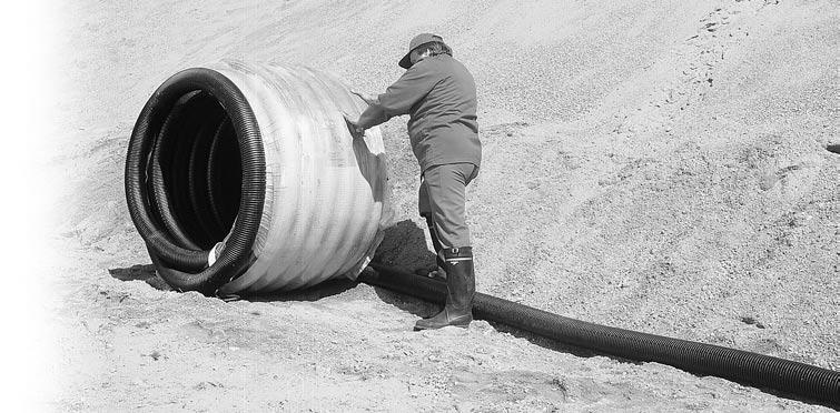 De skal heller ikke dras eller slepes langs bakken når de flyttes. Bruk brede stropper når kveilene løftes. Ecoflex-kveilene kan rulles over korte strekninger. Små kveiler kan også rulles ut for hånd.