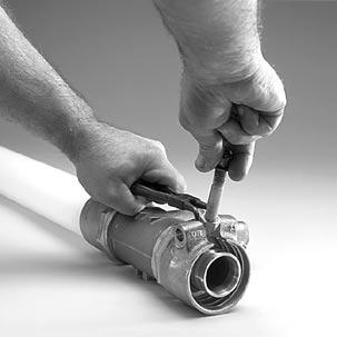 Ikke bruk sag - da er det fare for at fliser kan bli igjen i røret, og senere tette til ventilene. 2.