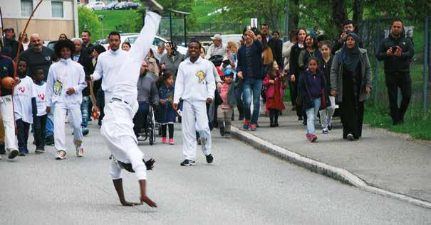 5 Årets parade ble en flott start på Bydelsdagen. Et livlig tog gikk ned til Bo- og servicesenteret før det fortsatte opp til Fjell skole.