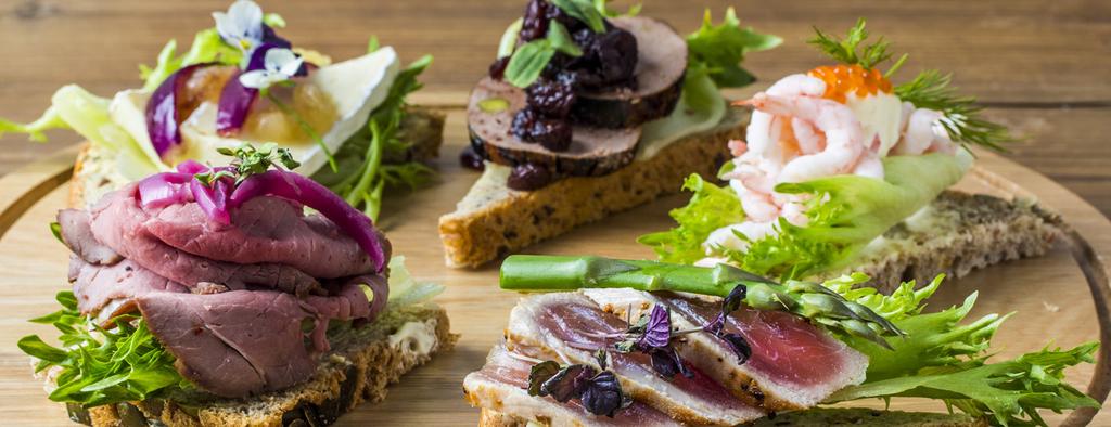 SNITTER KLASSISKE SNITTER Serranoskinke med parmesan, basilkum og bakt cherrytomat Roastbeef med potetsalat, syltet rødløk og pepperot Karbonade med stekt løk, remulade og tomat Krepsehaler med