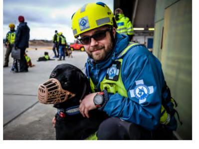 Oppgave 2 Filmen skal inneholde et intervju av en av hundeførerne m/hund. I intervjuet ønsker du et godt utsnitt, lav dybdeskarphet, og ca. lik belysning som visst i bildet under.