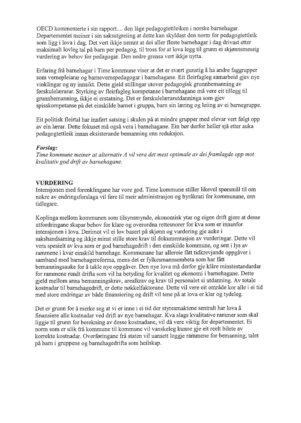 OECD kommenterte i sin rapport... den låge pedagogtettleiken i norske barnehagar. Departementet meiner i sin saksutgreiing at dette kan skyldast den norm for pedagogtettleik som ligg i lova i dag.