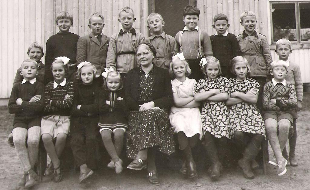 En annen lærer som har satt spor etter seg i Hedalen, er Kristine Klemmetsrud (1892 1973). Da hun slutta i 1960 hadde hun vært lærerinne her i 44 år. Lærerinna underviste i småskolen.