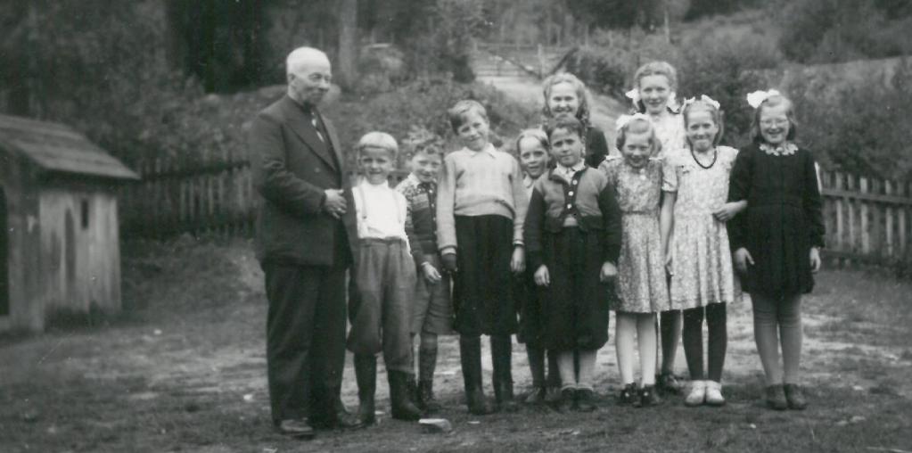 Skoleklasse Storruste ca 1915. Halstein Storruste med elever 1947. Fv: Arne A.