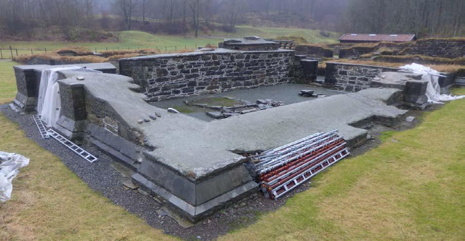 10 Ettersom det mangler sokkelstein langs deler av murfoten i vestmurens ytterliv, var det særlig mye løs stein og sprukne fuger her (fig. 13).