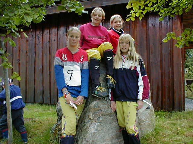 Grendestafett Hele 20 lag stilte til start i årets Grendestafett. Spesielt gøy å se den fine blandingen av gamle og yngre o-løpere i alle aldre.