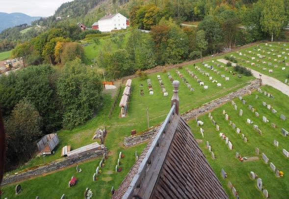 Nordre del av kirkegården sett fra tårnet.