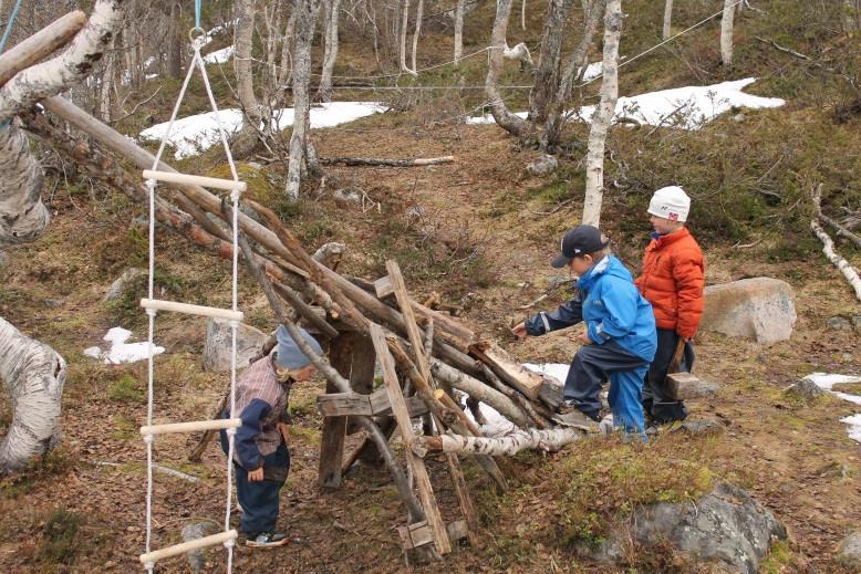 For at barna få ta aktiv del i frileiken og trivast ute, må kleda vere gode å bevege seg i og dei skal vere lette å ta på. Hugs ekstra kle! Friluftsliv og utflukter Kvar veke har vi turdagar.