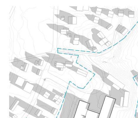 til hovedinngang og parkeringsplass på vestsiden av bygningen