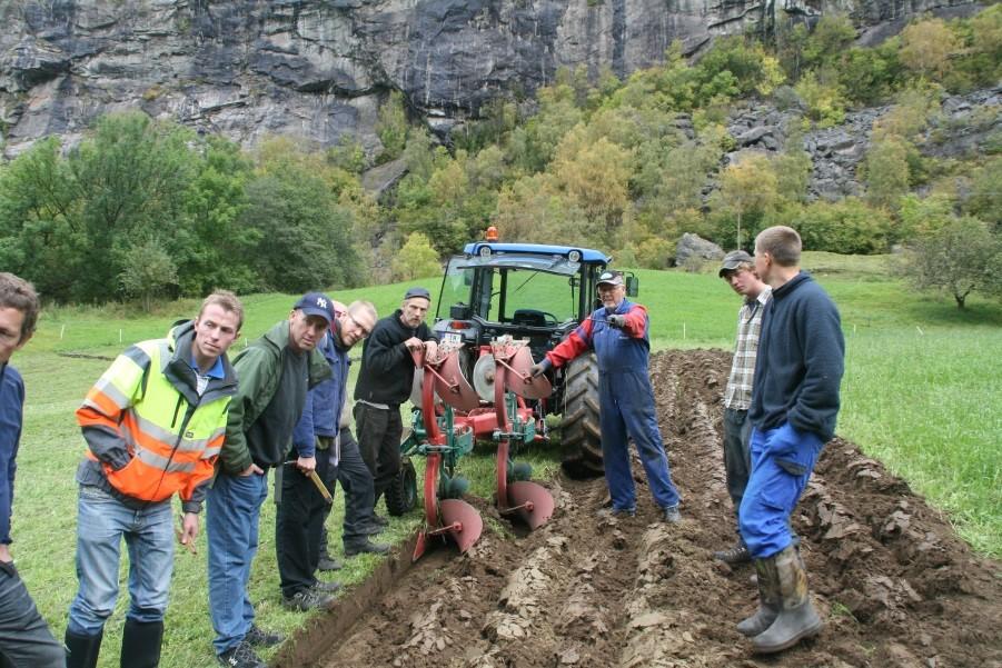 Plog og pløying Plogen er fortsatt svært viktig i økologisk og konvensjonelt landbruk.